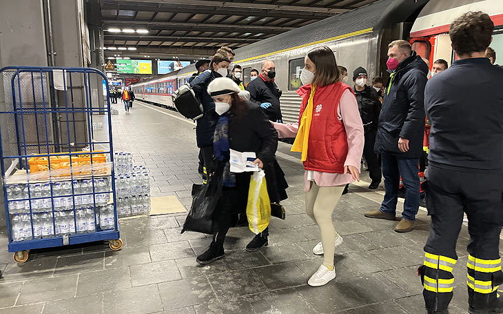 Sicher angekommen auf dem Münchner Hauptbahnhof: vor dem Putin-Krieg Geflüchtete Menschen, dovon auch viele Ältere,  aus der Ukraine(Foto:Martin Schmitz)